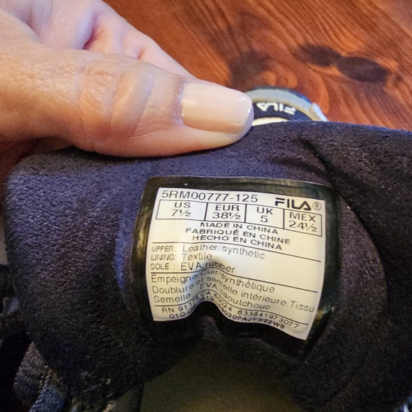 Fila dragster athletic shoes in very good used condition. Size 7.5 - Picture 8 of 9